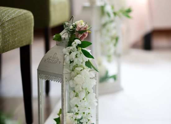 6S2A1906 Patrick up close of wedding decorations