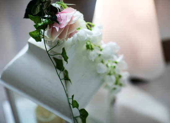 6S2A1915 Patrick wedding decorations with flowers in shot