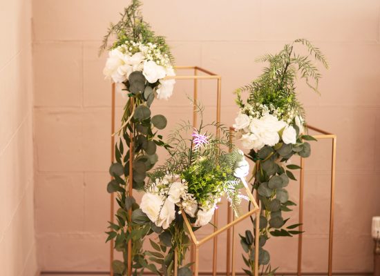 6S2A2913 Patrick wedding decorations with candles and flowers with foliage