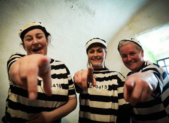 LIFFORD COURTHOUSE-89 prisoners pointing at camera laughing